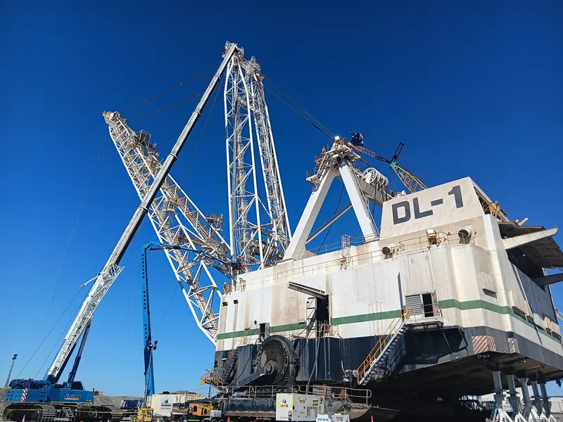 Rolleston Coal dragline DL-1 with mast and boom rigged between two crawler cranes